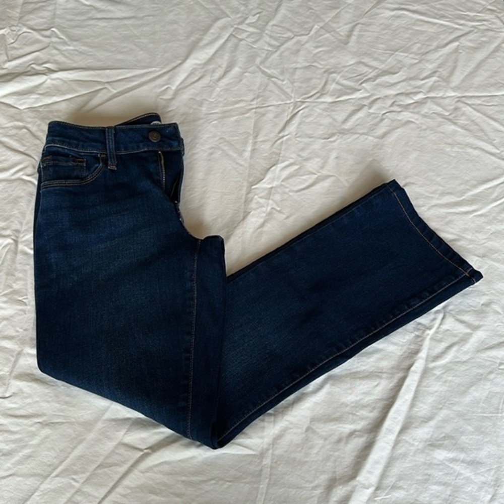 Old navy dark blue bootleg cut jeans, 26.5” inseam in GREAT CONDITION. Size 0